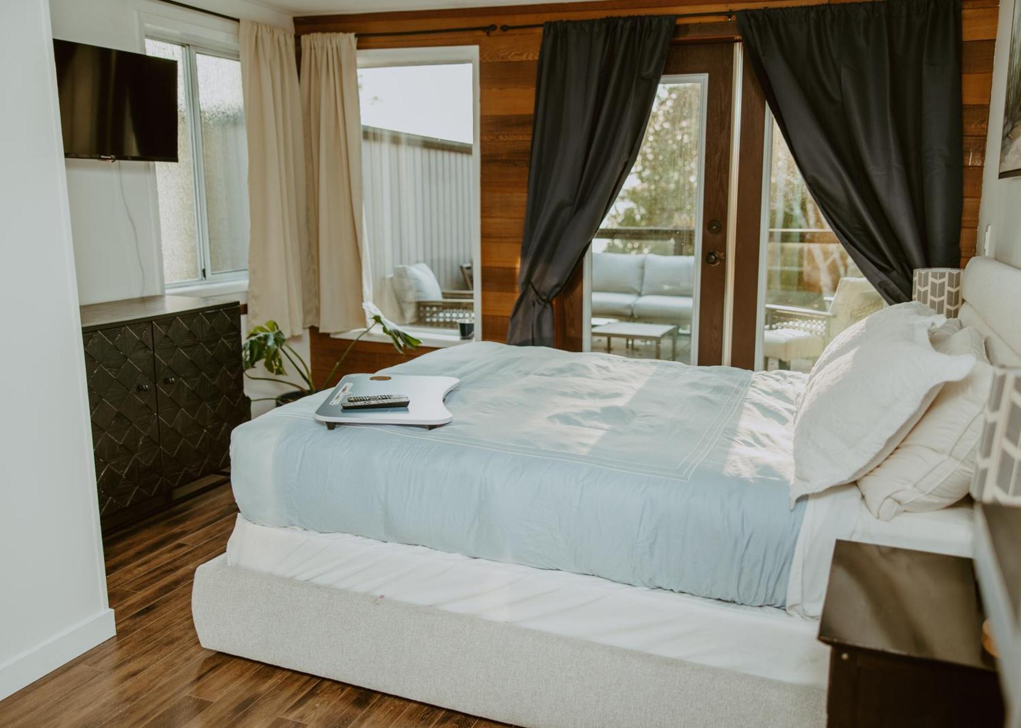 Lunar Cove Inn Charters And Tours Tofino Kültér fotó