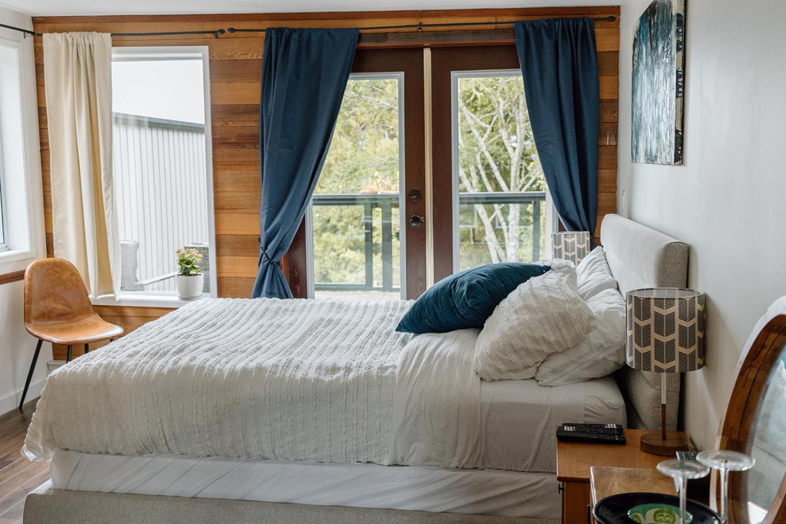 Lunar Cove Inn Charters And Tours Tofino Kültér fotó